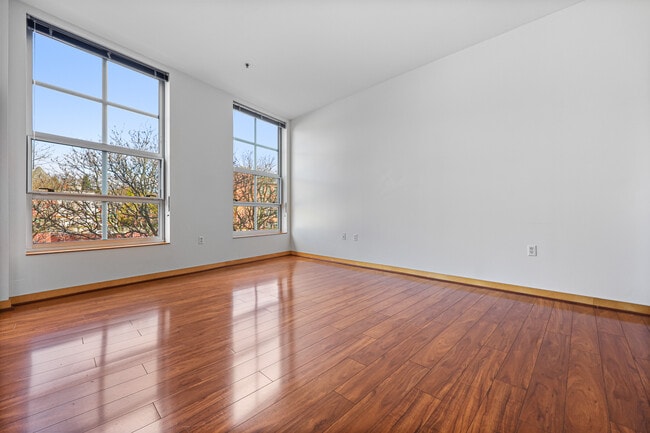 Building Photo - 10 Ann St