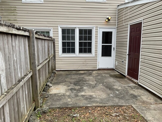 Building Photo - Charming 2 bedroom 1.5 bath town home loca...