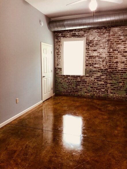 Building Photo - 505 S Main St