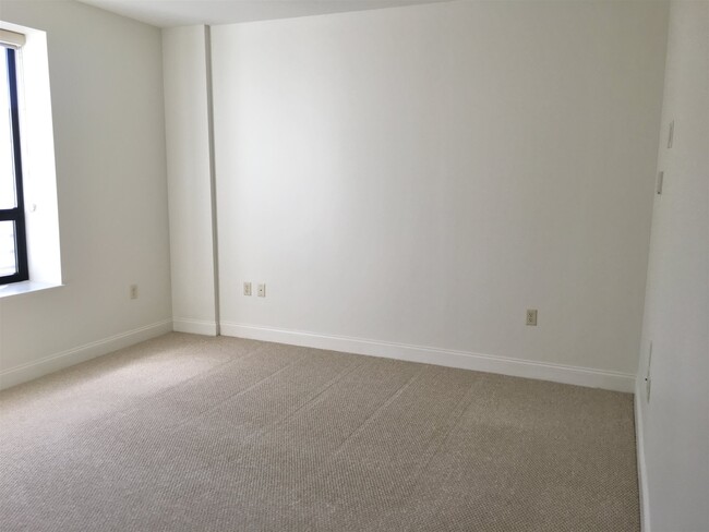 Building Photo - 875 Elm St