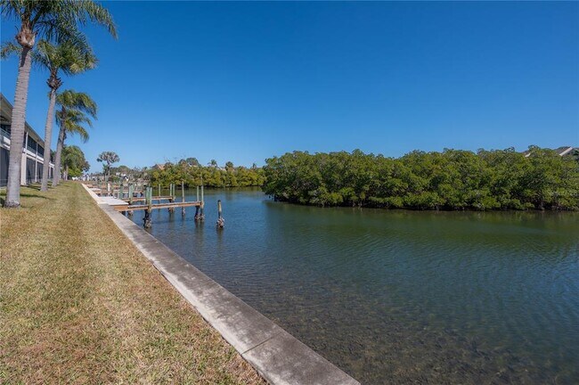 Building Photo - 8812 Bay Pointe Dr