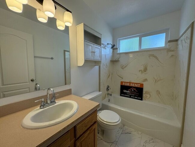 Building Photo - 5 bdrm 3 bth Home 2 Car Garage- Solar Pane...