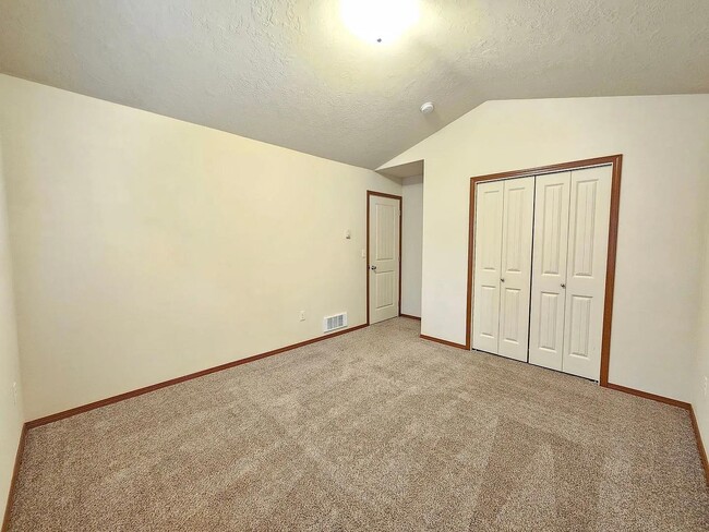 Building Photo - Garden Springs Duplex