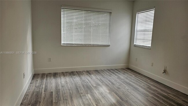 Building Photo - 8040 N Nob Hill Rd