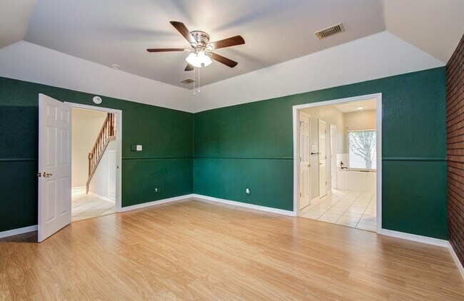 Building Photo - 5339 Holly View Dr