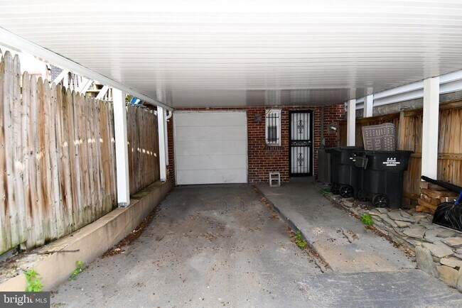 Building Photo - 1631 D St NE
