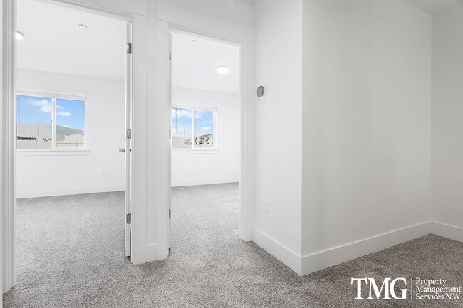 Building Photo - 977 Creer Way