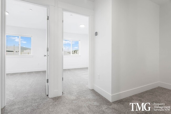 Building Photo - Apply today and recieve $1000 of your 1st months rent!