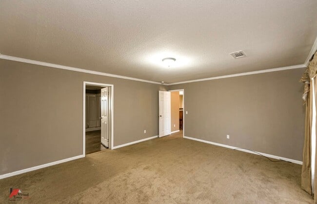 Building Photo - 571 7 Pines Rd