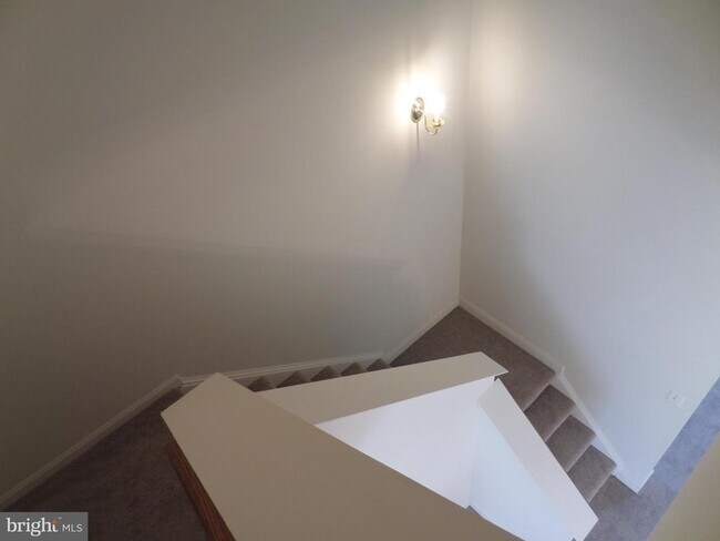 Building Photo - 836 Linfield Terrace NE