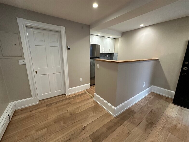 Building Photo - 61 Phillips St