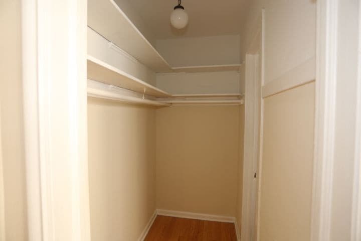 Building Photo - 823 W Wolfram St