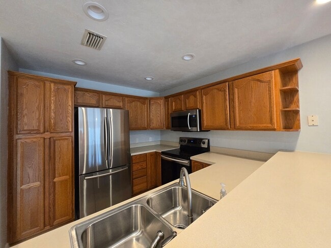 Building Photo - 3BR/3BA Two-Story Quad – Prime Location & Move-In Ready!