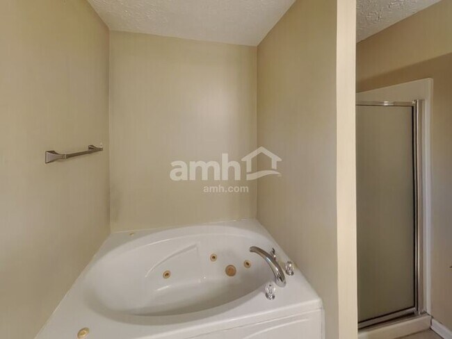 Building Photo - 7028 Oak Brook Terrace