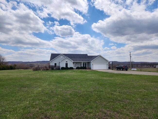 Building Photo - New price! Enjoy country living and seclus...
