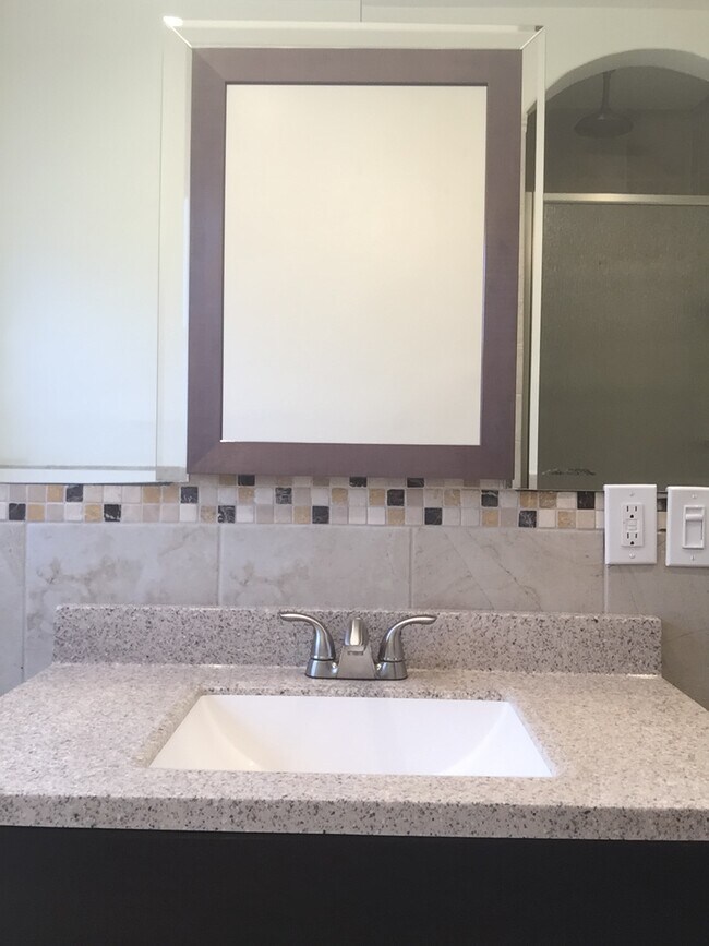 Building Photo - 1106 S Doheny Dr