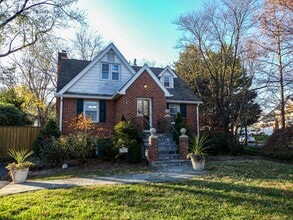 Building Photo - 903 Crestview Dr