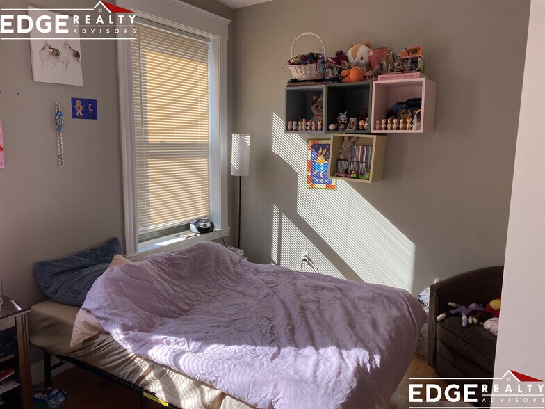 Building Photo - 1914 Beacon St