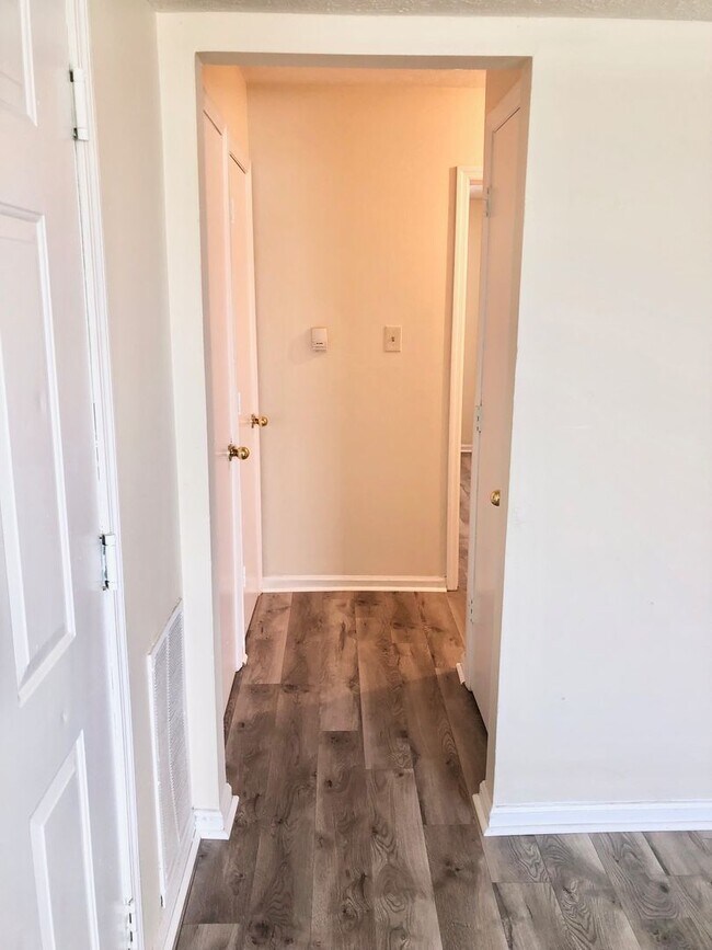 Building Photo - Winburn 2 bdrm 3rd floor apt     260319