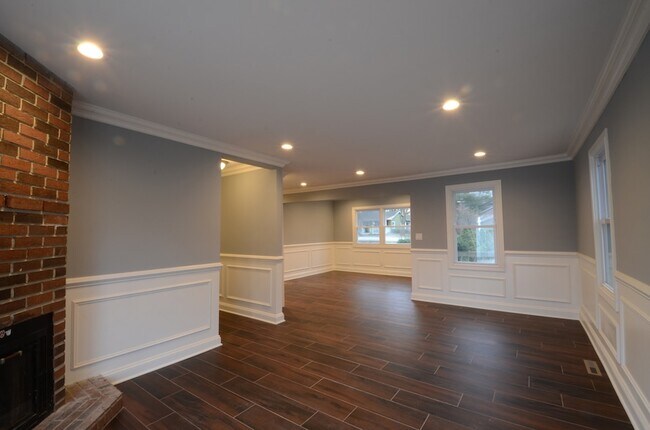 Building Photo - 23247 W N Lakewood Ln
