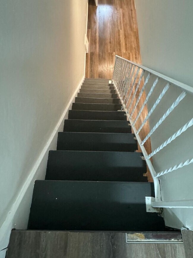 Building Photo - 4 bedroom 1 bath house with off street parking