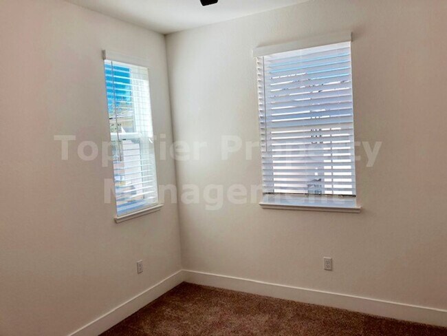 Building Photo - Beautiful tri-level 3 Bd/2.5 Ba, 2000 sf single-family house in Pleasant Hill available December ...