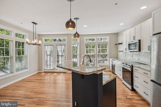 Building Photo - 8154 Skelton Cir