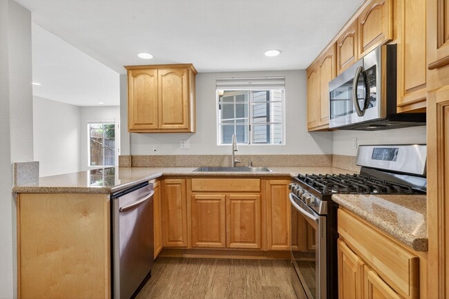 Building Photo - Spacious 3-Bedroom Townhome in Orangethorp...