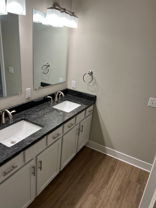Building Photo - Beautiful 3 bedroom 2 1/2 bath house
