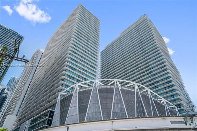 Building Photo - 1111 SW 1st Ave
