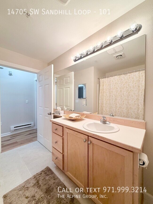 Building Photo - 14705 SW Sandhill Loop