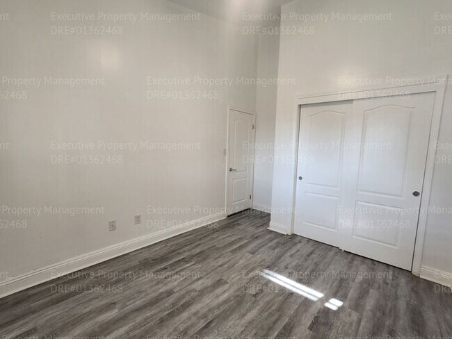 Building Photo - 4 bedroom/ 2 bathroom located in the South...