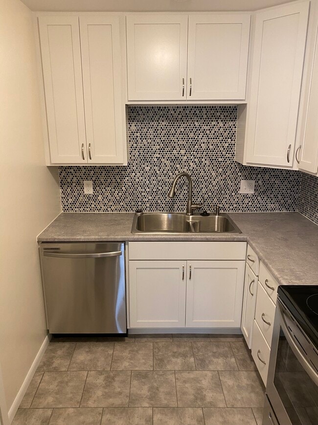 Building Photo - 7687 Brams Hill Dr