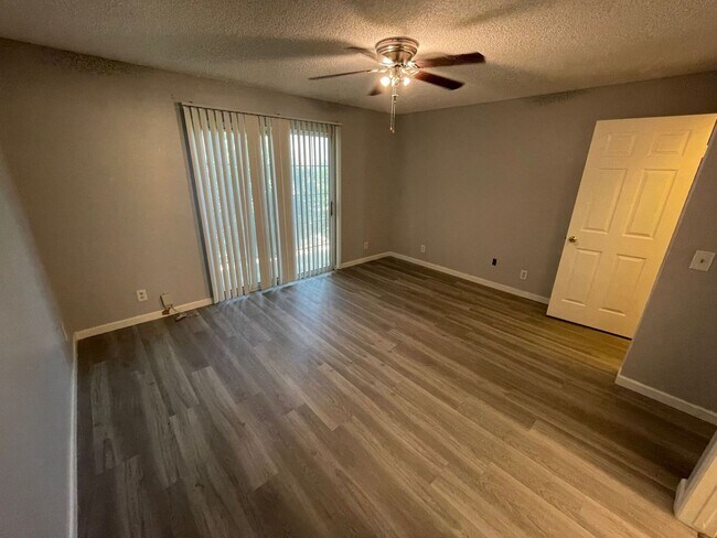 Building Photo - 3 bedroom, 2 bath Beaumont Beauty