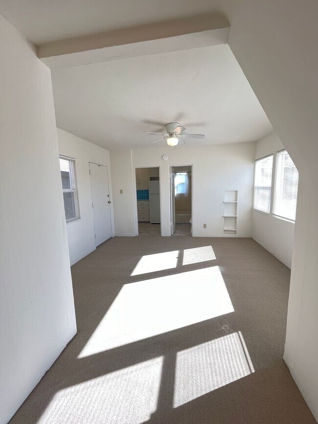 Building Photo - AVAILABLE JUNE! LIGHT AND BRIGHT STUDIO ON MISSION BLVD W/ PARKING! MISSION BEACH - $1,895/mo!