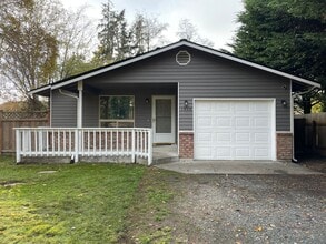 Building Photo - ***PENDING APPLICATION***Lovely 2 Bedroom Home with Den