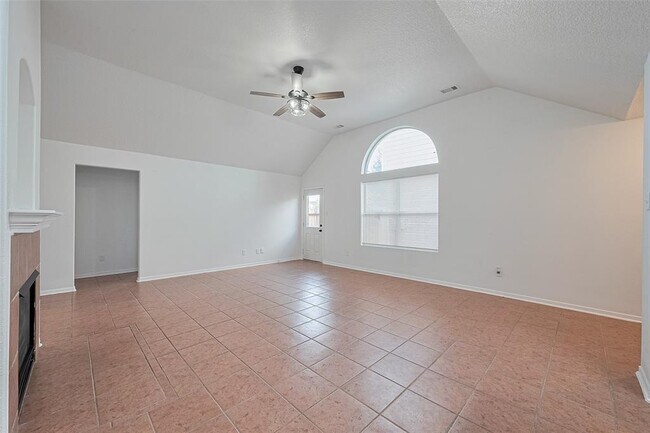 Building Photo - 12230 Hawthorne Hill Cir