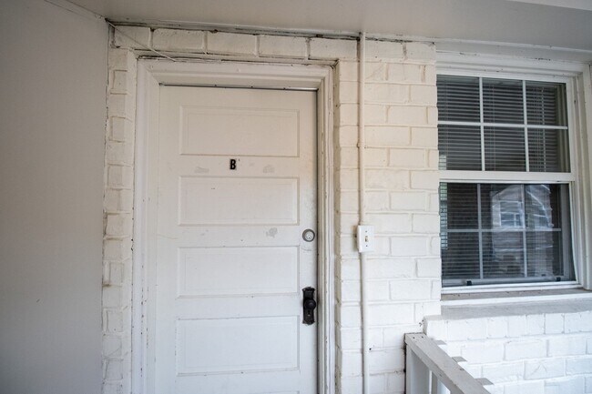 Building Photo - 2 Bedroom House Just Steps From Downtown & Campus