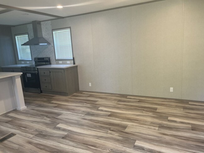 Building Photo - 216 Redwood Dr