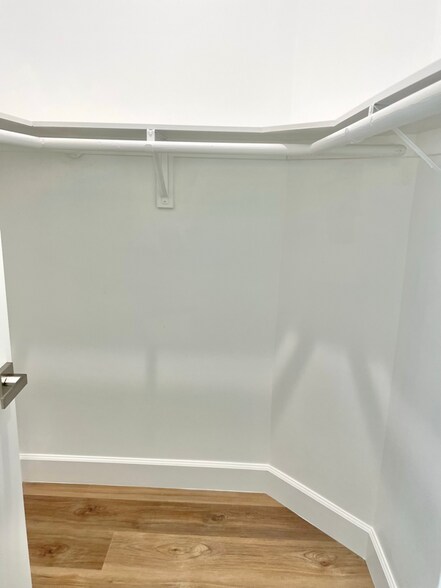 Building Photo - 1436 Kenneth Dr