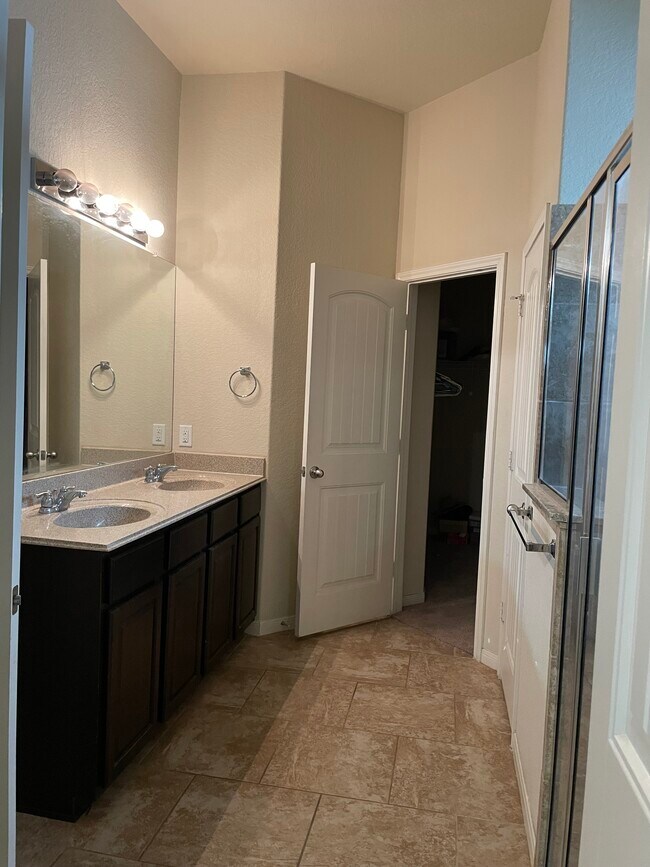 Building Photo - 835 Highland Vis