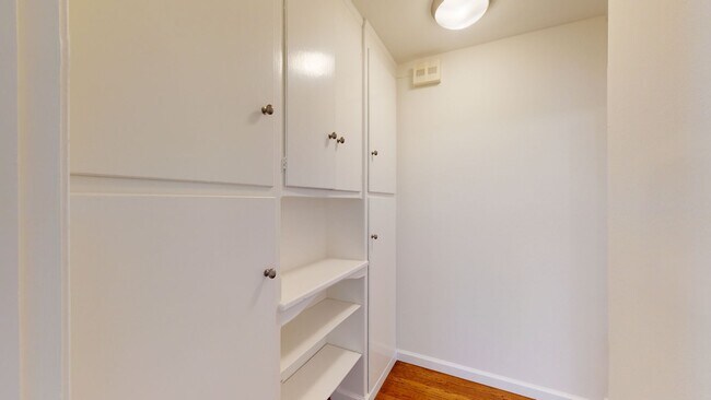 Building Photo - Updated 3 bedroom home, backyard, washer/d...
