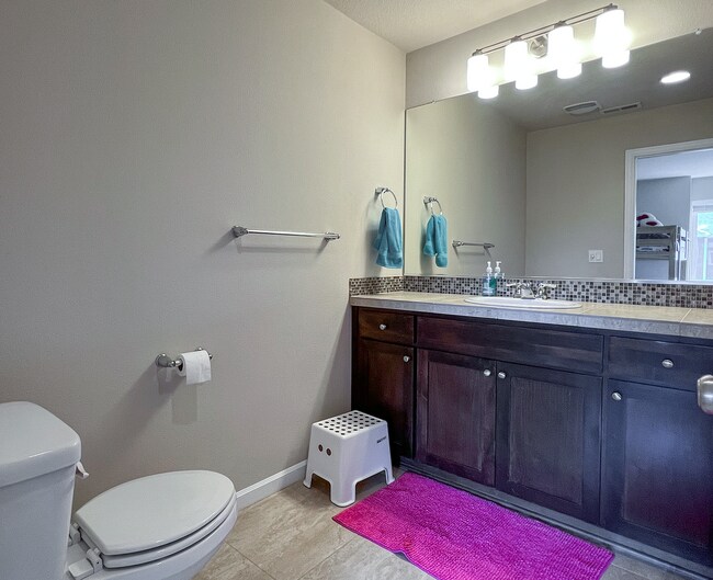 Building Photo - Great 3 Bedroom 2.5 Bathroom Townhouse End Unit!  2 Car Garage  + Washer & Dryer! Near Nike, Inte...