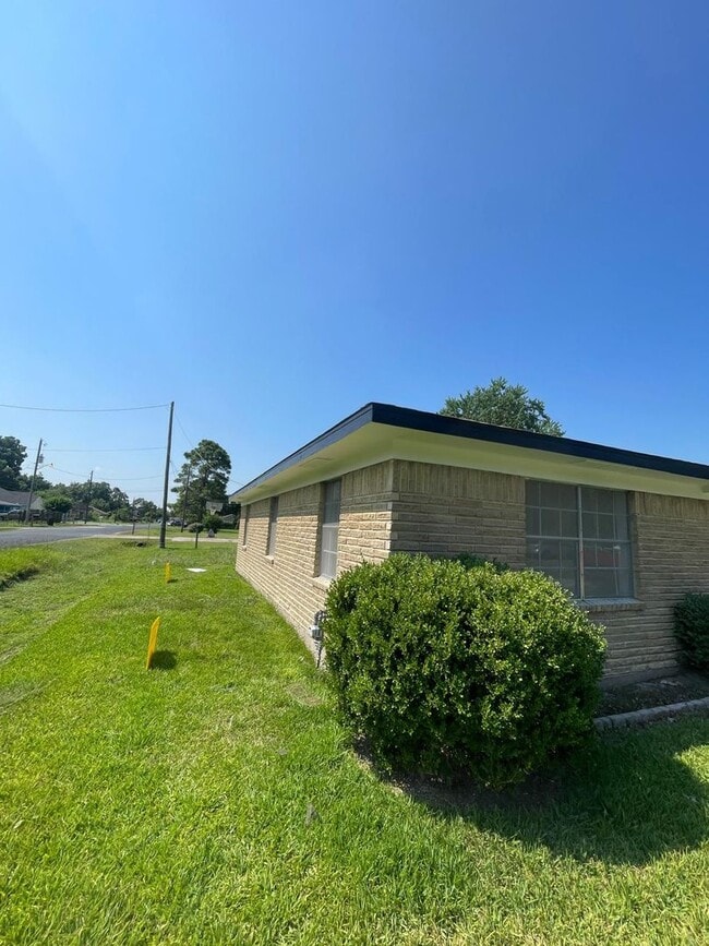 Building Photo - Gorgeous all renovated Home in Texas City,...