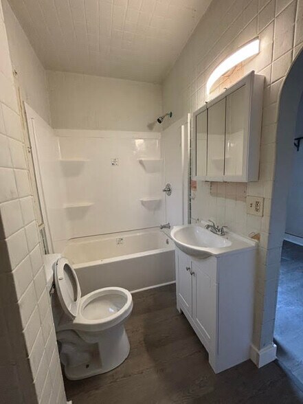 Building Photo - 1821 W Sample St