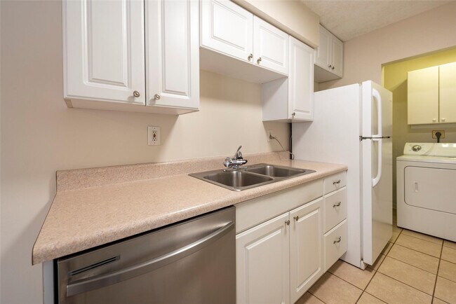 Building Photo - 930 Mandarin Is