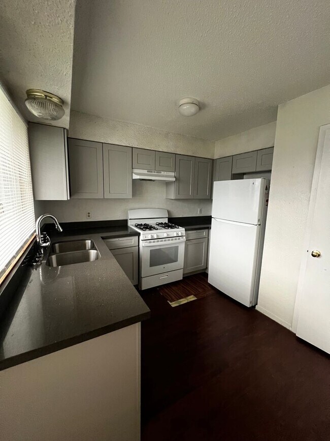 Building Photo - Great 3 bedroom, 2 bath available early April