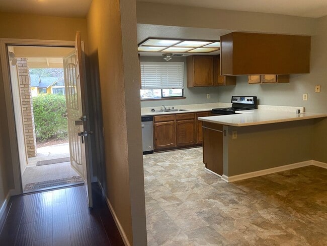 Building Photo - Nice well cared for home in desirable Edge...