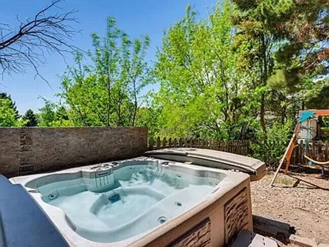 Building Photo - Spacious Home on a Large Lot in Villa Loma...