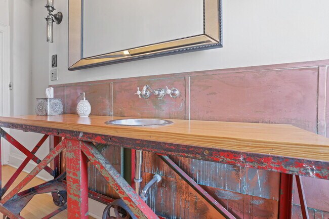 Building Photo - 550 E Town St